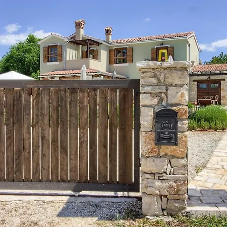 Casa vacanze Mit Privatpool Fuer 8 Personen Ca 179 Qm In Jursici, Istrien Binnenland Von Istrien